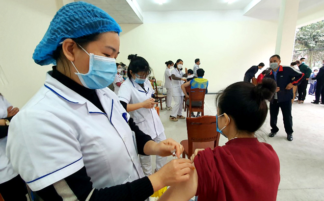 Cán bộ y tế Bệnh viện Đa khoa tỉnh tiêm vắc xin mũi 3 cho người dân.